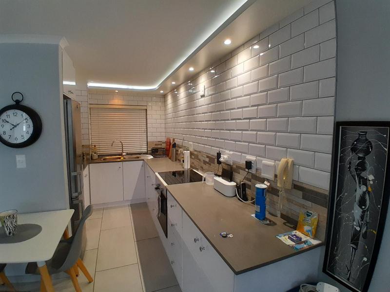 To Let 2 Bedroom Property for Rent in Sea Point Western Cape